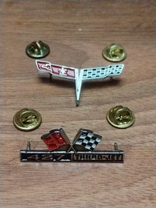 Vintage Lot Of 2 Chevrolet Crossed Flag V-8 Fender Emblem 427 Turbo Jet Pins - Imagen 1 de 9