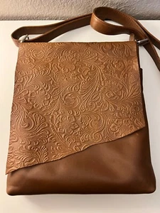 ILI New York Crossbody Shoulder Saddle Bag RFID Genuine Leather Tan Brown - Picture 1 of 7