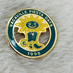 Prendedor de solapa esmaltado de recuerdo Vacaville CA Fiesta Days 1996 de colección - Imagen 1 de 2
