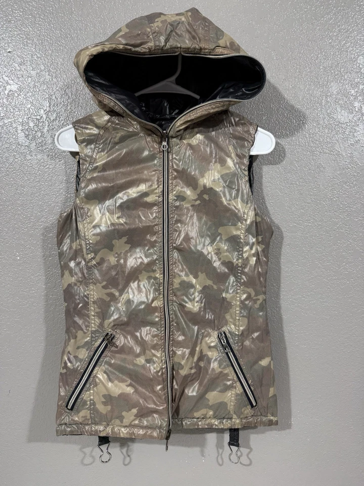 DUVETICA 女式设计师连帽绗缝松饼鹅绒黑色迷彩背心 M — 第 1/4 张图片