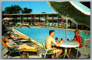Postcard Chicago IL c1960s Delta Motel Swimming Pool Women Sunbathing Defunct - Bild 1 von 2