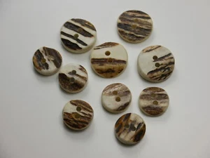 10 Stück Horn Trachtenknöpfe 4 d=20 mm 6 d=15 mm Zierknöpfe Muster  TK-III-66 - Bild 1 von 3