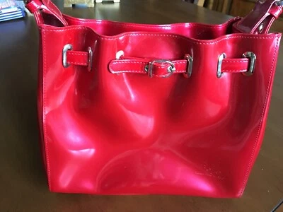 Bolso de Hombro Beijo It's a Cinch Rojo Brillante Charol Nuevo sin Etiquetas Foto 1 de 4