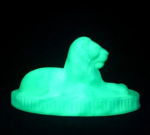 Oscar the Lion Paperweight Green White Uranium Glows Summit Art Glass Vogelsong - Picture 1 of 17