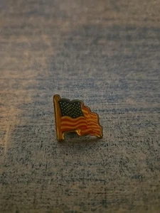 American Flag Waving Old Glory Gold Tone Vintage Lapel Pin - Picture 1 of 3