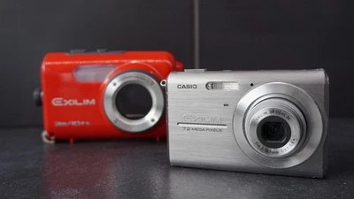 Casio Exilim EX-Z75 7.2MP Digital Camera + Waterproof Case - Silver - Image 1 of 4