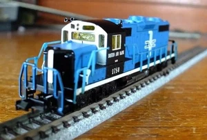 Life Like 7133 N gauge EMD GP18 diesel loco in Boston & Maine livery - Picture 1 of 12