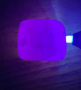 Calcite di mangano fluorescente cadente rosa morbido bagliore sotto luce UV - Foto 1 di 6