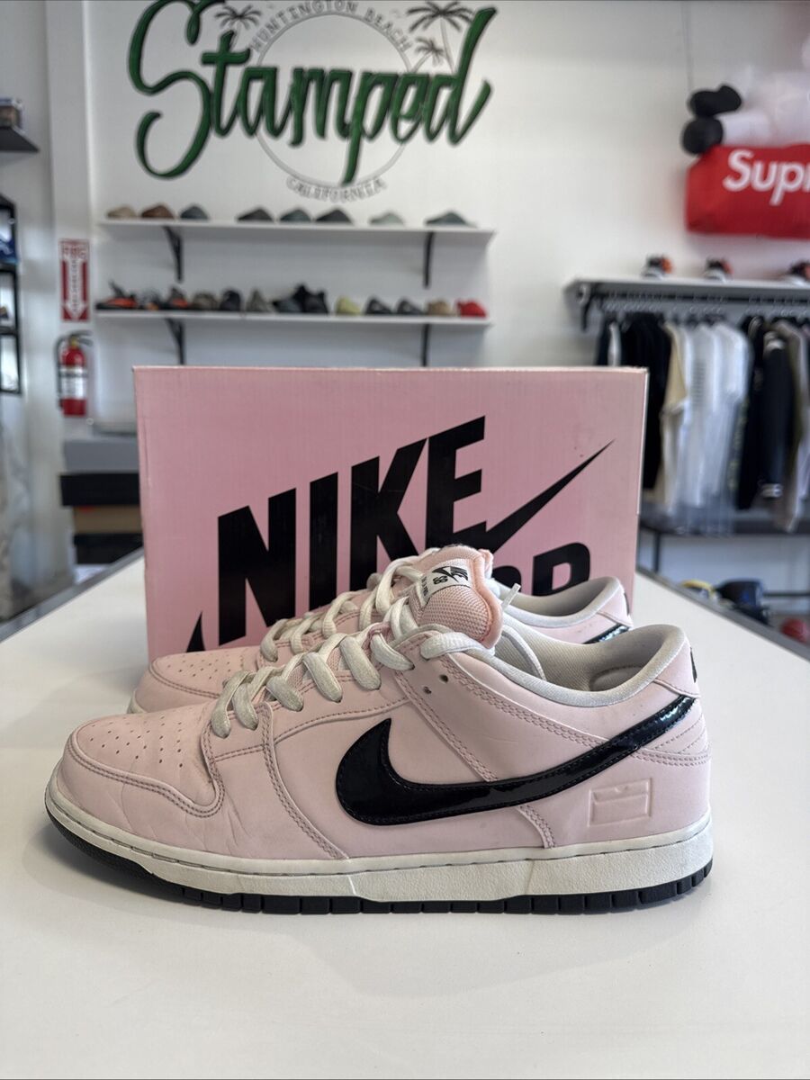 Nike SB Dunk Low Pink Box for Sale - Authenticity Guaranteed Nike SB Dunk Low Pink Box for Sale - Authenticity Guaranteed