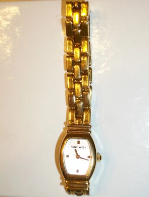 Relógio feminino Nine West pulseira de elos tom dourado nova bateria instalada  - Imagem 1 de 4