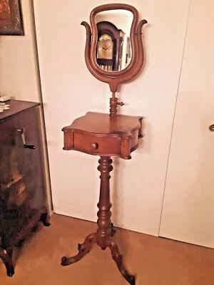 Soporte de afeitado victoriano de nogal de 1900 con cajón Foto 1 de 4