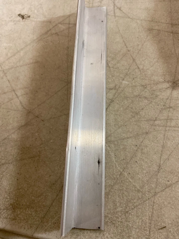 Алюминиевый угол Remington 1 x 1 дюйм 6061 T6511, 8 дюймов L, толщина 1/4 дюйма - Изображение 1 из 1
