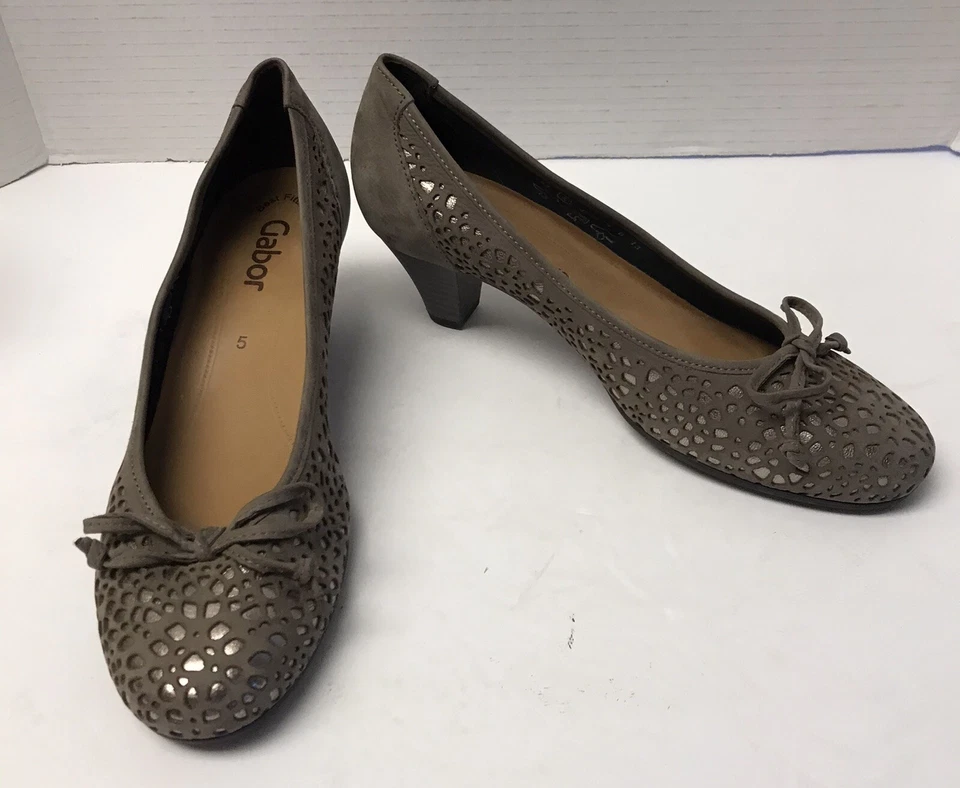 "Bombas de gamuza gris perforado Gabor para mujer talla 7,5 M lazos de tacón de 2-1/4""" Foto 1 de 4