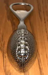 Abridor de botellas de peltre con forma de fútbol americano forro de fieltro negro vajilla de bar - Imagen 1 de 12