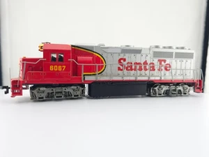 *READ* Bachmann HO Scale Santa Fe EMD GP 40 Diesel Locomotive 6067 Model Train - Picture 1 of 16
