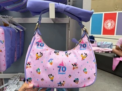 NUEVO Disneyland 70 Aniversario Stoney Clover Ln Bolso Morado Arco Rosa Monedero 2025 Foto 1 de 2