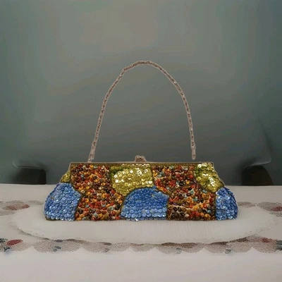 Cartera clutch con lentejuelas y cuentas con marco de metal plateado y correa de cadena Foto 1 de 4