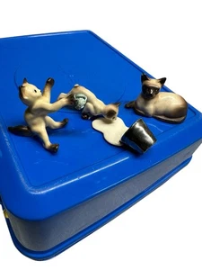 3 Estatuillas de Gato Siamés Miniatura De Colección Porcelana Leche Derramada Mamá Gato - Imagen 1 de 12