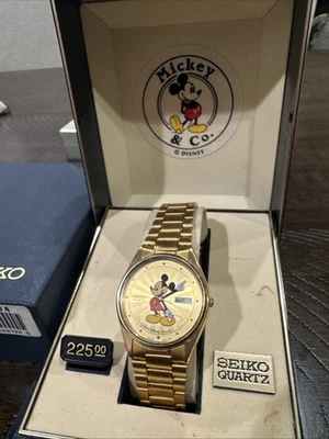 Nuevo CAJA RARO Reloj Seiko Para Hombre Mickey Mouse Sunburst Tono Dorado Día Fecha Foto 1 de 4