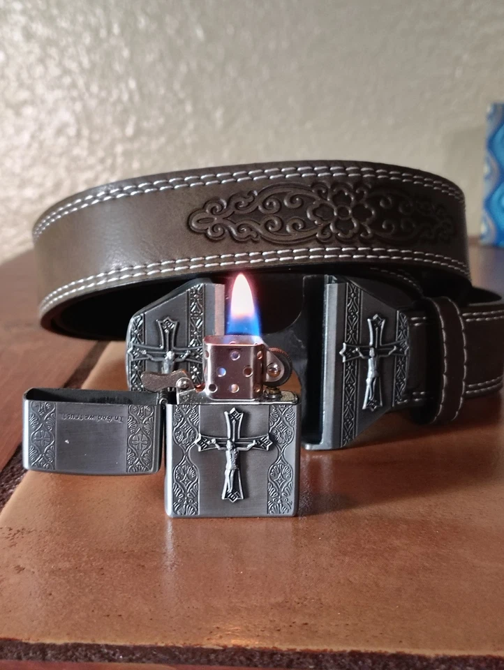 ✝️ Hebilla de cinturón diseño cruz con encendedor oculto – “En Dios confiamos” – $25 Foto 1 de 4