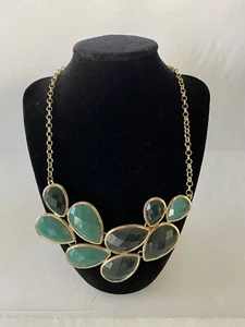 Collar de piedra Jane, tono dorado con piedras falsas negras y verdes - Imagen 1 de 9