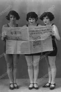 Badeschönheiten posieren hinter Zeitung! Professioneller Fotolabor Nachdruck - Bild 1 von 1