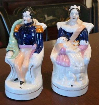 Figuras antiguas de cerámica de Staffordshire de la reina Victoria con el niño y el príncipe Alberto Foto 1 de 4