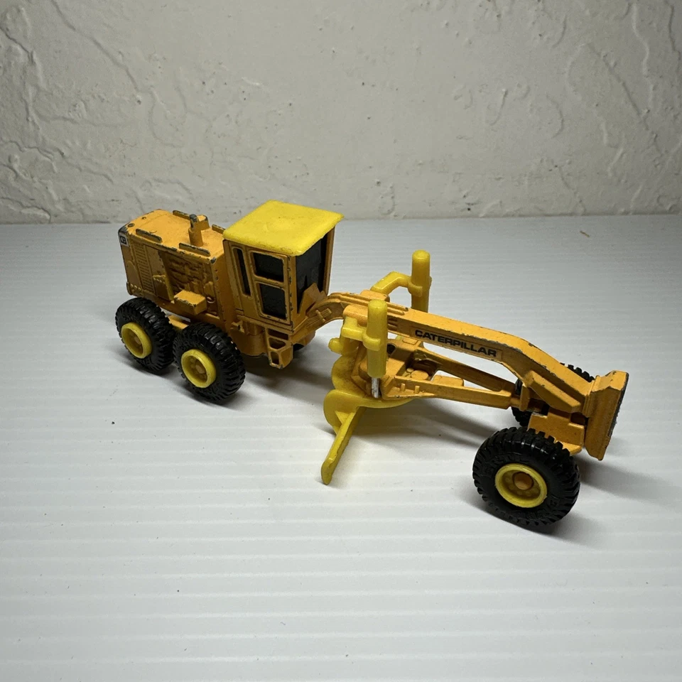  Niveladora de carretera Ertl Mighty Movers Caterpillar de colección 6" fundida a presión usada  Foto 1 de 4