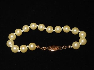 Vintage Avon Knotted Faux 7mm Pearl Bead Bracelet 7" inches - Imagen 1 de 4