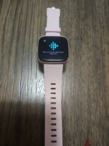 Fitbit Versa 2 Aktivitätstracker - Blütenblatt/Kupferrose - Bild 1 von 6