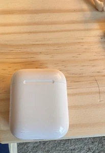APPLE AIRPODS 2ème GENERATION avec étui de charge - Photo 1 sur 7