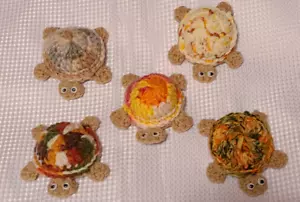 Handmade 5 Mini Crochet Turtles multi-colored New - Picture 1 of 3