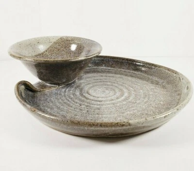 Plato de cerámica para servir y sumergir hecho a mano gris neutro rústico de granja firmado Foto 1 de 4