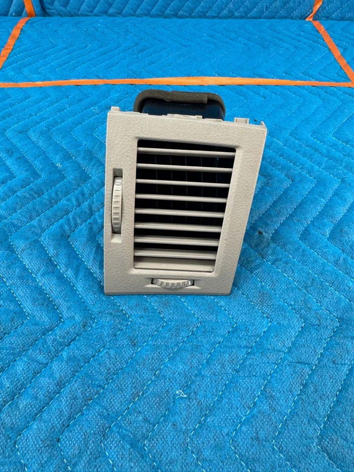 Оригинальная вентиляционная решетка для правой стороны пассажира TOYOTA AVALON 2005–2010 годов выпуска 55680-07010 - Изображение 1 из 4