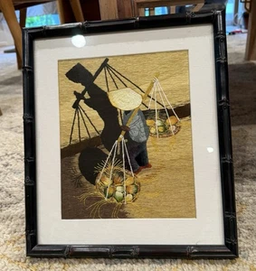 Vintage vietnamesische Seide Stickerei Kunst, Angelszene, Bambus gerahmt 13” x 11,5” - Bild 1 von 2