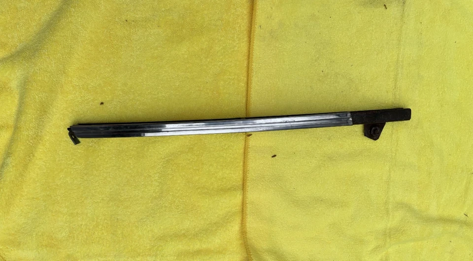 PIEZAS DETOMASO PANTERA 71-74: CANAL PUERTA LADO CONDUCTOR Foto 1 de 1