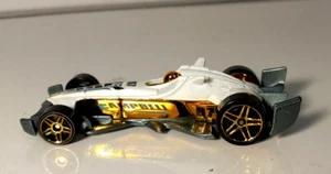 Hot Wheels Mystery Car F-Racer White Gold 2003 Vintage - Picture 1 of 8