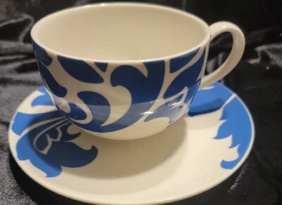 Taza de té y platillo moderno azul Martha Stewart Libson azul y blanco Foto 1 de 4