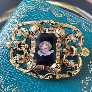 Antike viktorianische Ära 18K Gold Emaille Cherub Brosche, Smaragde und Naturperlen - Bild 1 von 11