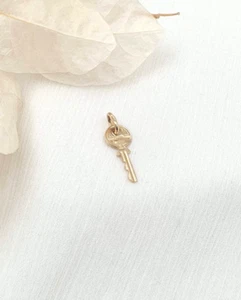 Solid Italian 14k Yellow Gold Key Charm Pendant Small Good Luck Charm - Imagen 1 de 12