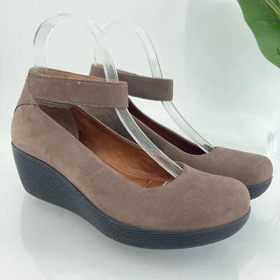 Zapatos de salón Clarks para mujer Claribel Fame talla 6,5 tacón de cuña perforado marrón tostado gamuza Foto 1 de 4