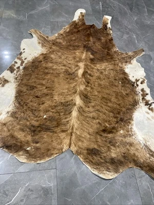 真牛皮地毯大号6 x 7英尺西部家居装饰棕色和白色 — 第 1/4 张图片