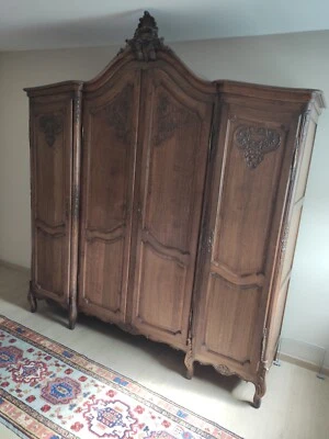 Grande garde-robe en chêne massif sculpté style LouisXVI beau travail d'ébéniste - Photo 1/4