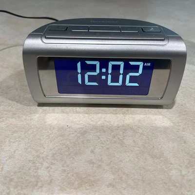 Brookstone 4511 TimeSmart Self Setting Digital Dual Alarm Clock -Used,Clock Only - Image 1 of 4
