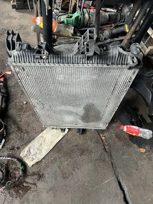 VW T5 2009 2.5 Tdi Engine Radiator And Electric Fans 7h0121201ca Aircon Type - Image 1 of 3