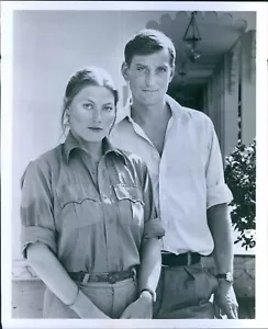 British Actor And Actress Standing By Portico Pbs Series Tv 8X10 Vintage Photo - Picture 1 of 2