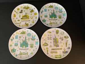 Colección de 4 placas de melamina estilo retro de 8" de colección de mapas de tierras Magic Kingdom de los parques de Disney - Imagen 1 de 6