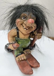 Norweger Nyform Troll mit Skiern mythische Figur Ornament 10 cm sehr guter Zustand selten Vintage - Bild 1 von 12