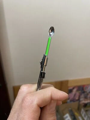 Mini Collar Colgante Festival Pequeña Cuchara Sable Luz Pequeño Maestro Jedi Foto 1 de 4