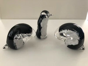 Hoglund Art Glass Penguins Trio - Picture 1 of 6